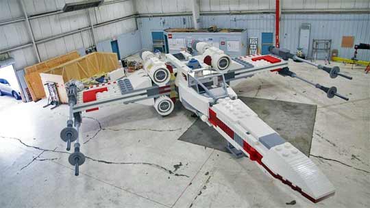 Le X-Wing Starfighter dans son hangar de construction