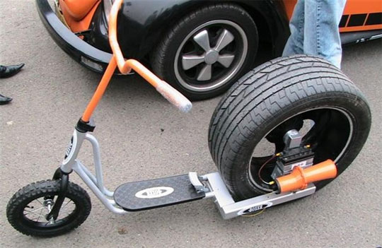Trottinette avec pneu de voiture