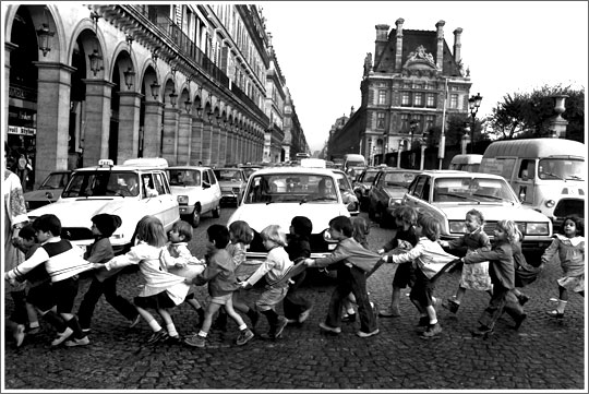 Photo enfant Robert dosineau - Les tabliers de la rue de Rivoli - 1978