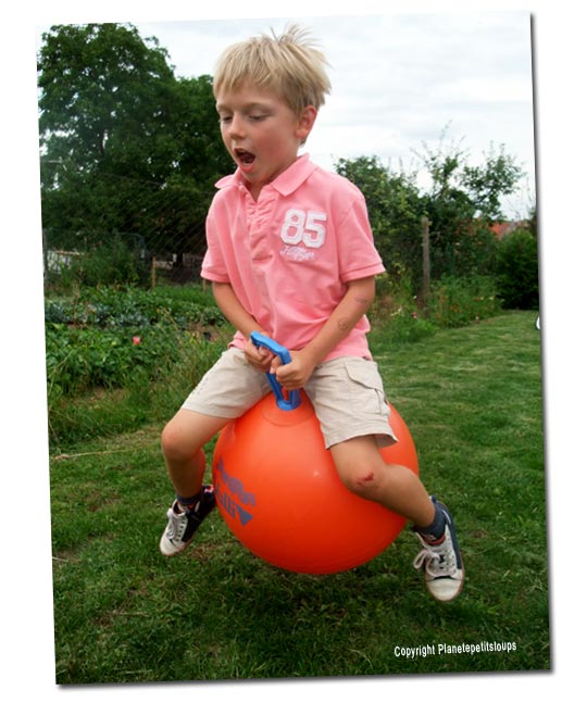 Enfant sur ballon sauteur