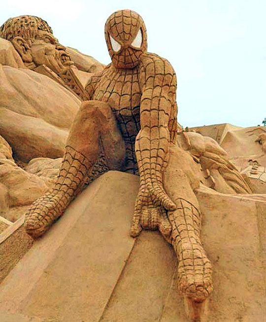 Image insolite Spiderman - Statue de sable